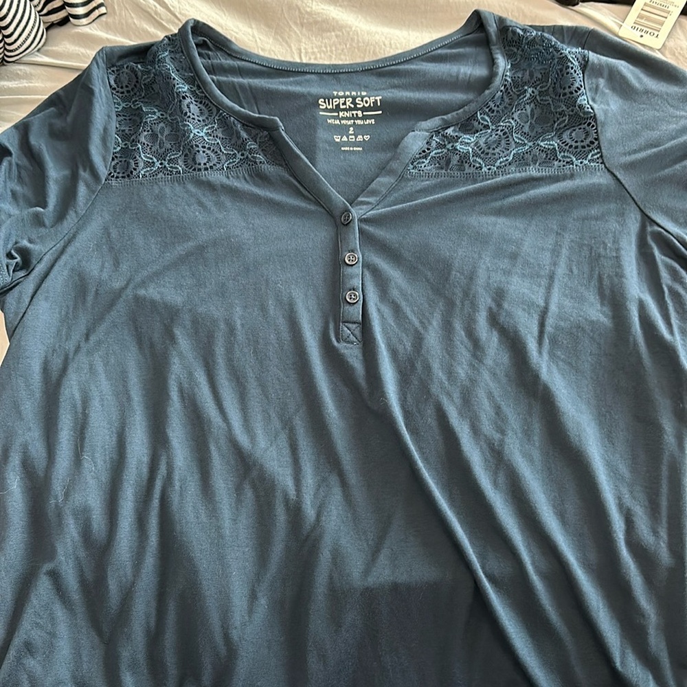 Super soft lace detail Torrid top